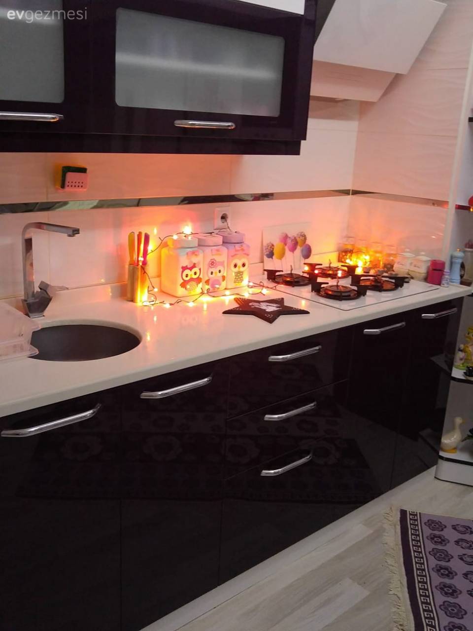 Bu Evin Dekorunun Odağında Sofistike Renkler, Göz Alıcı Aksesuarlar Var