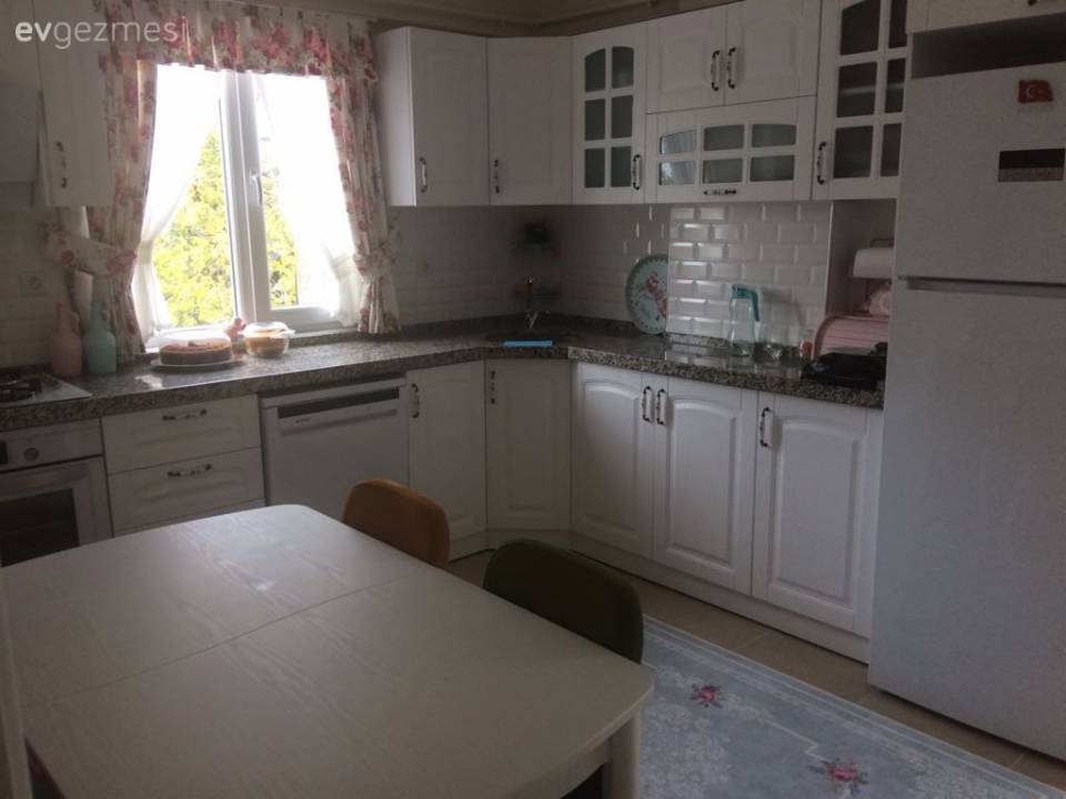 Çatı katında abartıdan uzak ve konforlu. Arzu hanımın keyifli evi..