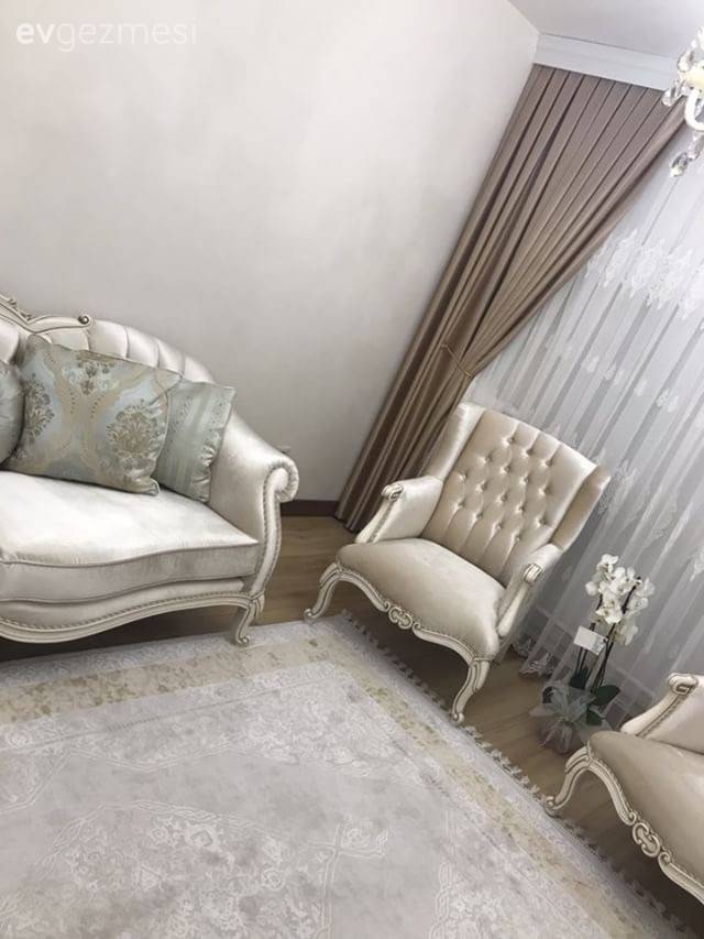 Klasik stile sade renk ve desenler. Dilara hanımın salonu.