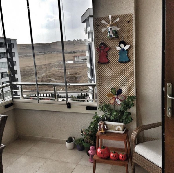 Nötr bir renk paletinin kullanıldığı modern ve şık bir ev..