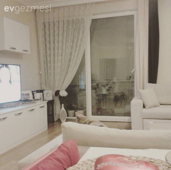 Doğru mobilya ve renk seçimleriyle çok ferah bir ev.