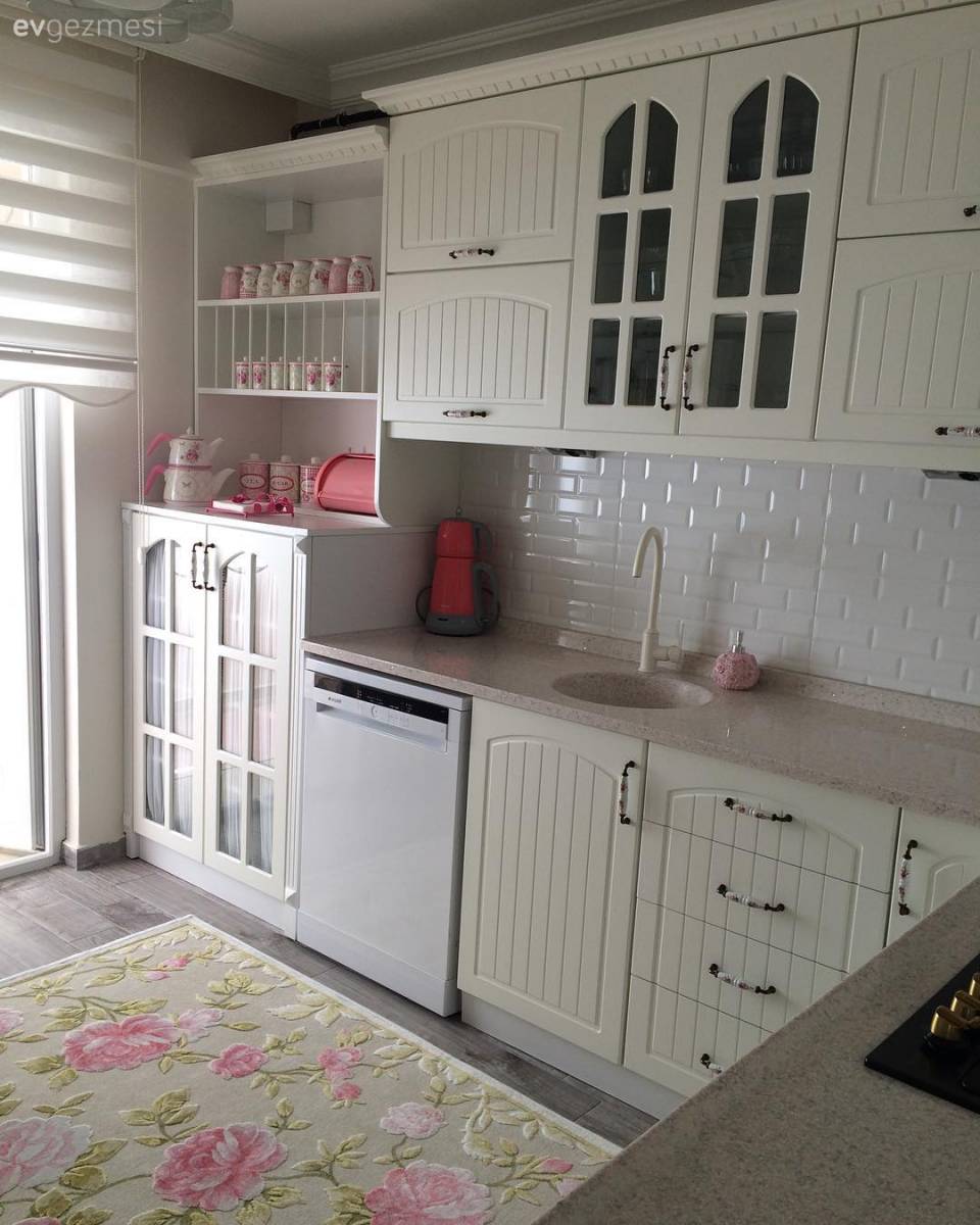 Cıvıl cıvıl renkler, romantik desenler. Özlem hanımın yeni evinden..