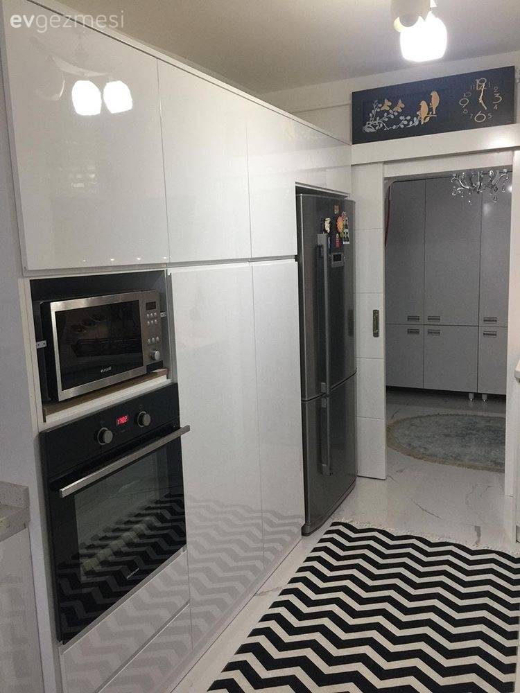 Modern stile siyah, beyaz kontrastı. Zeynep hanımın yeni mutfağı.