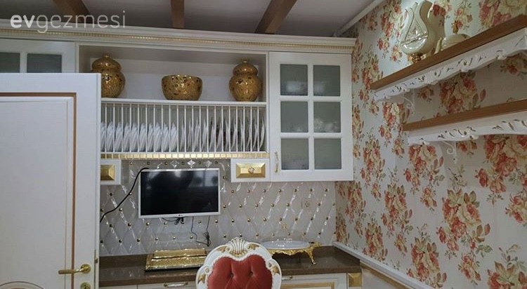 Dilek hanımın farklı ve klasik bir dekoru olan gösterişli evi..