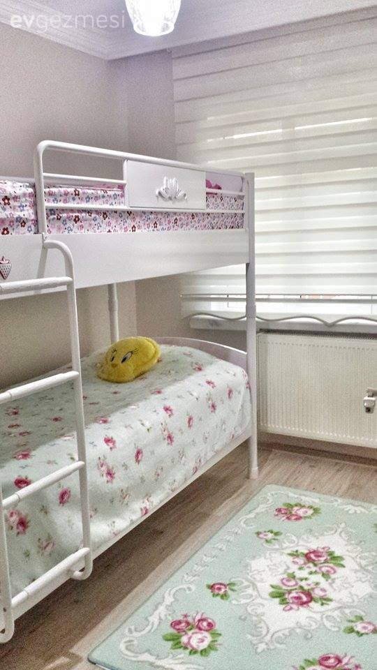 Neslihan hanım bol floral desenle zarif ve iç açıcı evi..