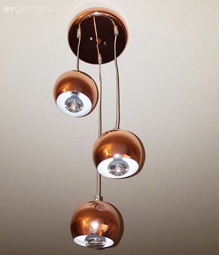 Hat sanatı dekorlarla modern stile hoş bir dokunuş. Sade, şık bir mutfak!