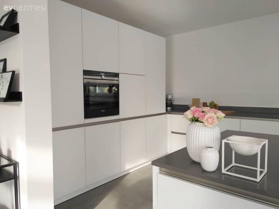 Bu ev modern ve çağdaş stillere göz kırpan, stil sahibi bir dekorasyona sahip..