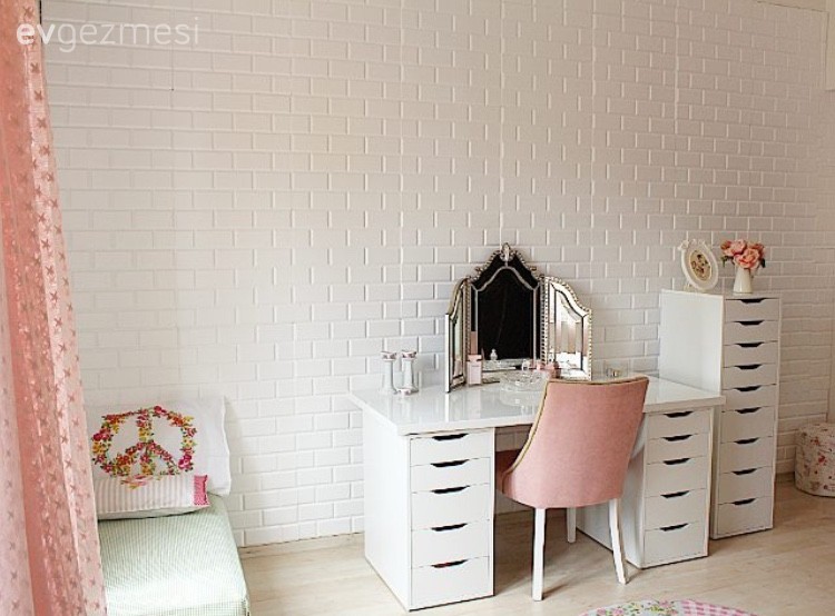 Sina hanımın sıkıldığı ve eskimiş duvar kağıdını yenileme projesi..