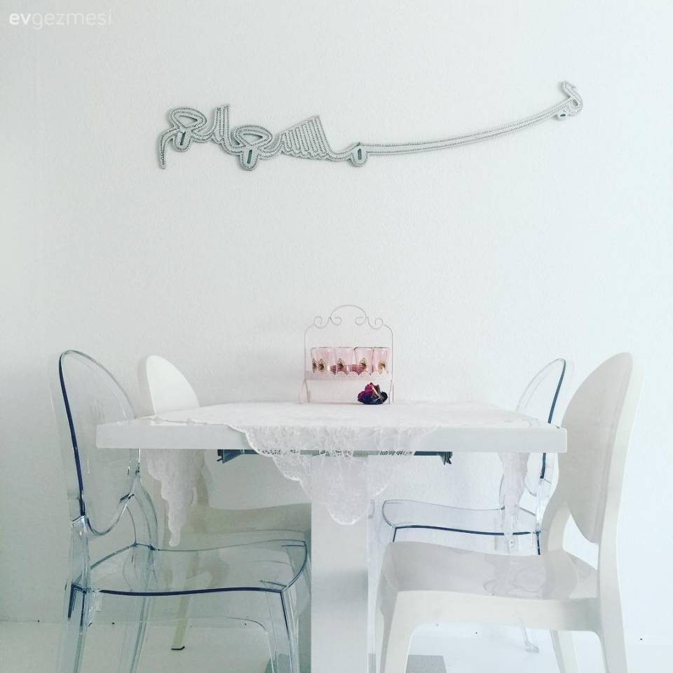 Modern stile klasik dokunuşlar.. Mor ve gri uyumunun hakimiyetinde bir dekor..