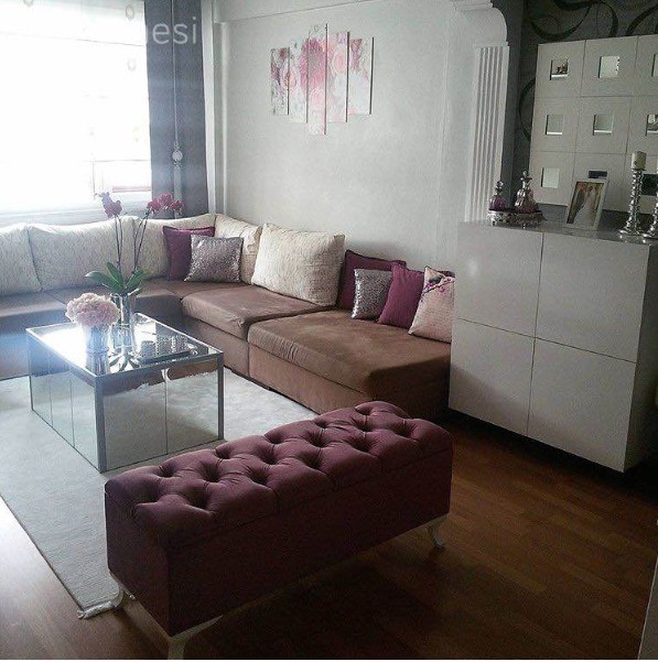 Aygül Hanım'ın bordo ve gümüş ağırlıklı şık salonu