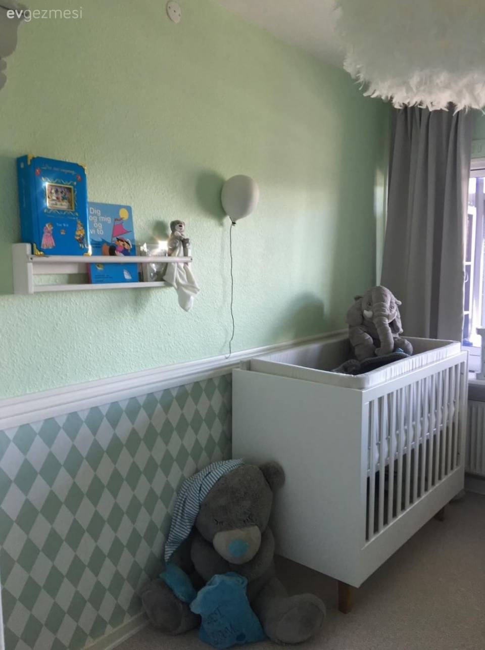 Bu 2 odanın dekorasyonu tamamen el emeği. Çıtalar ile bölünmüş duvarlarla zenginleşen dekor...