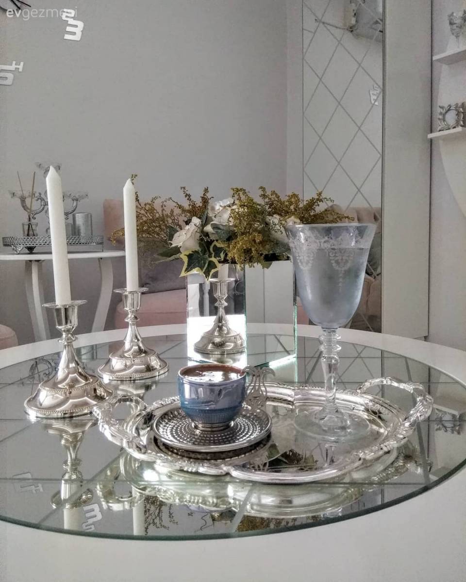 Bu göz alıcı evin dekoru klasiğe modern bir yorum getiriyor. 