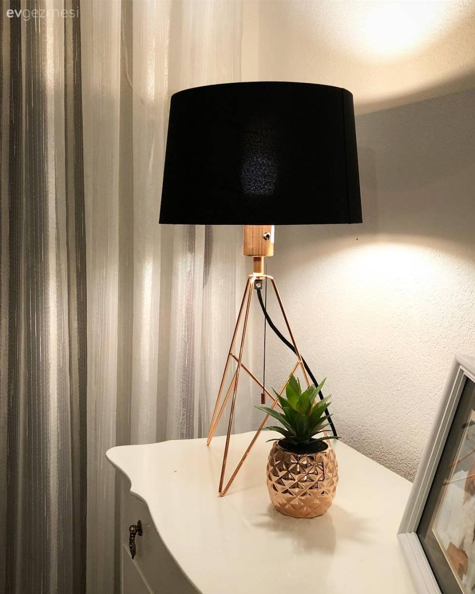 Modern stile klasik dokunuşlar.. Mor ve gri uyumunun hakimiyetinde bir dekor..