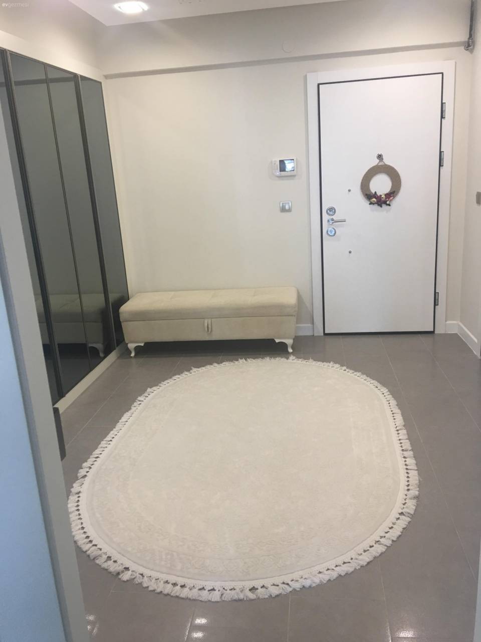 Nötr renkler, uyumlu ve modern görünüm. Bahar hanımın sade ve şık evi..