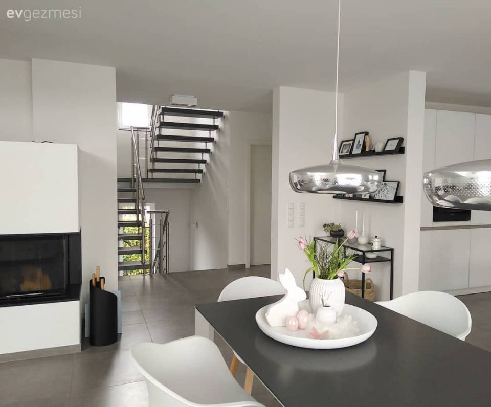 Bu ev modern ve çağdaş stillere göz kırpan, stil sahibi bir dekorasyona sahip..