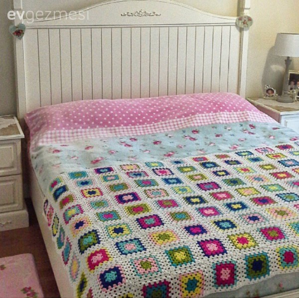 Bol emek, örgü ve nakış dekorlarla Yıldız hanımın pastel evi..