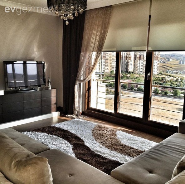 Nötr bir renk paletinin kullanıldığı modern ve şık bir ev..