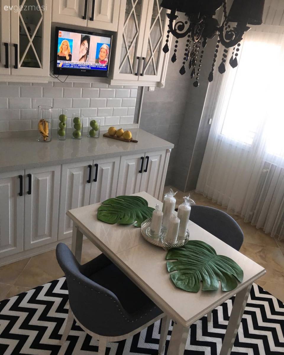 Siyah, beyaz bir dekor. Hüsniye hanımın yenilenen mutfağı..