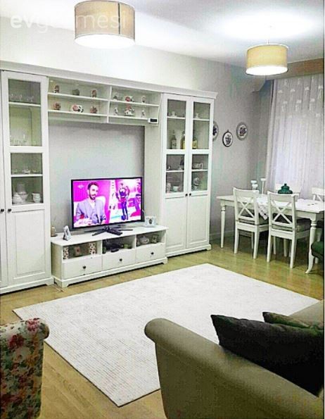 Tayinci bir çiftin el emeği kanaviçe ve objelerle zenginleşen evleri.