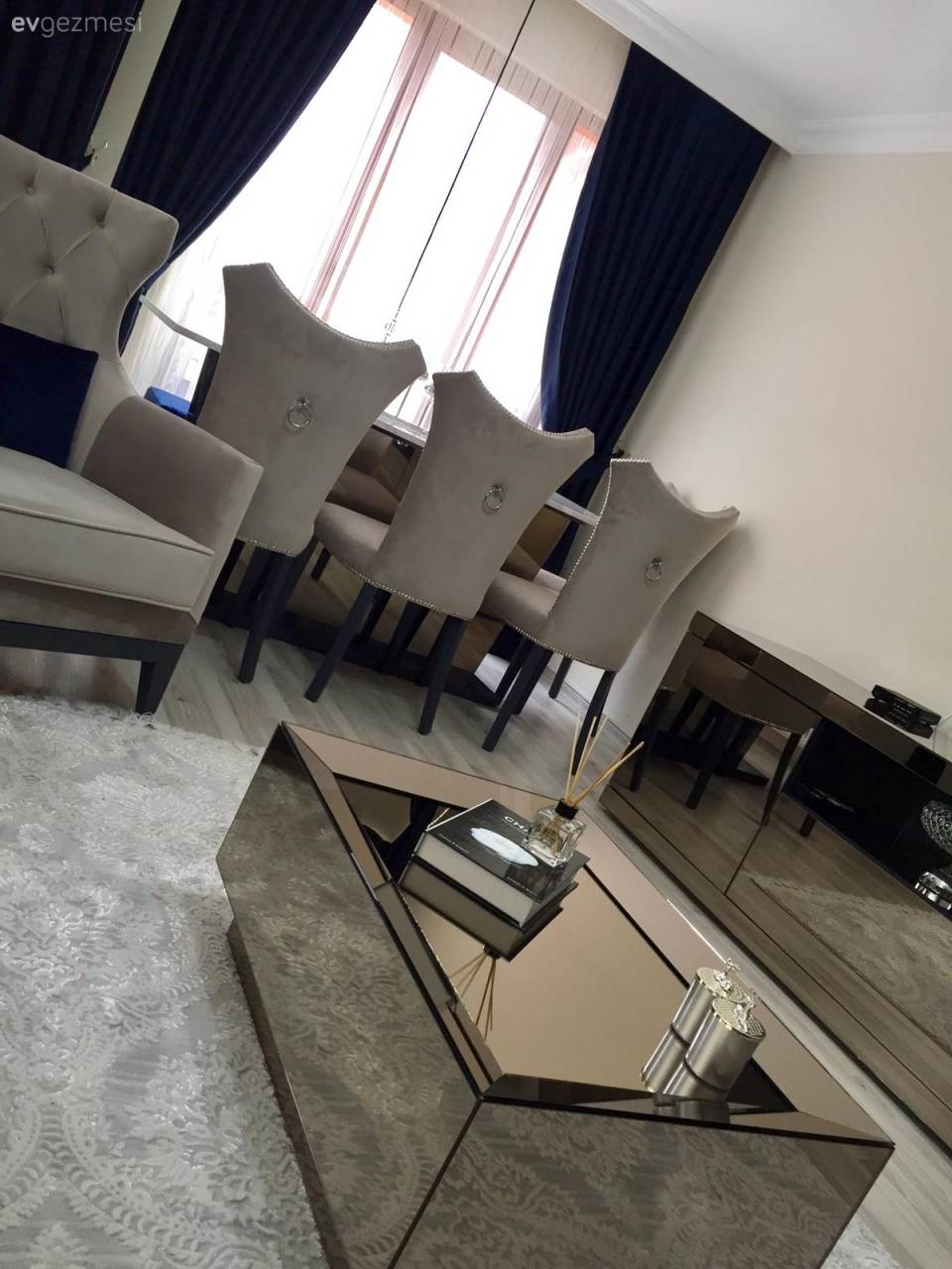 Bu Salonda Klasik Stil Lacivert Vurgusu ile Sofistikeleşiyor