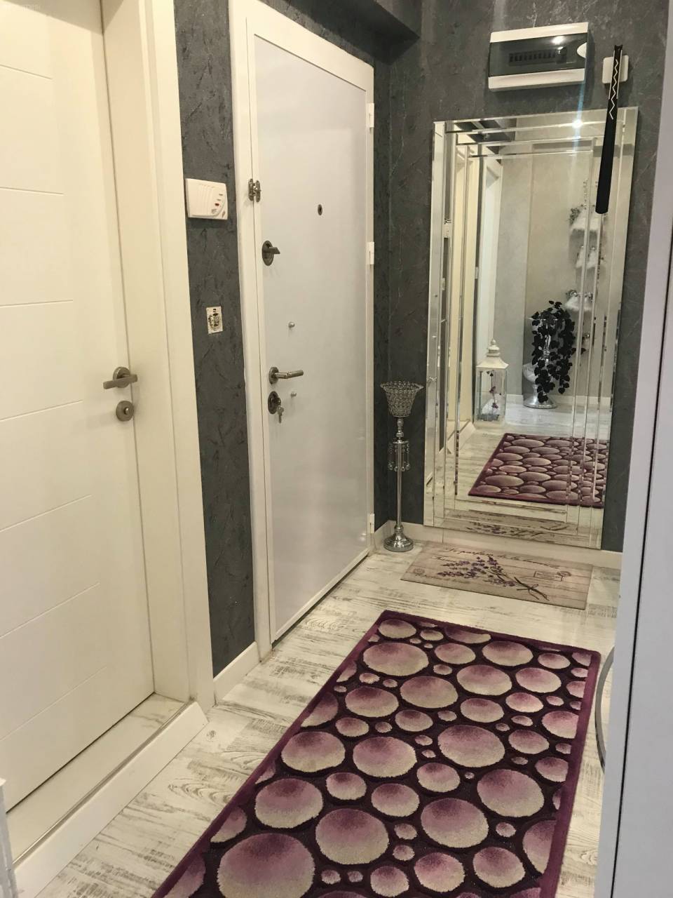 Bu Eskişehir Evinde Koyu Renkler Şık Aksesuarlara Arka Plan Oluşturuyor