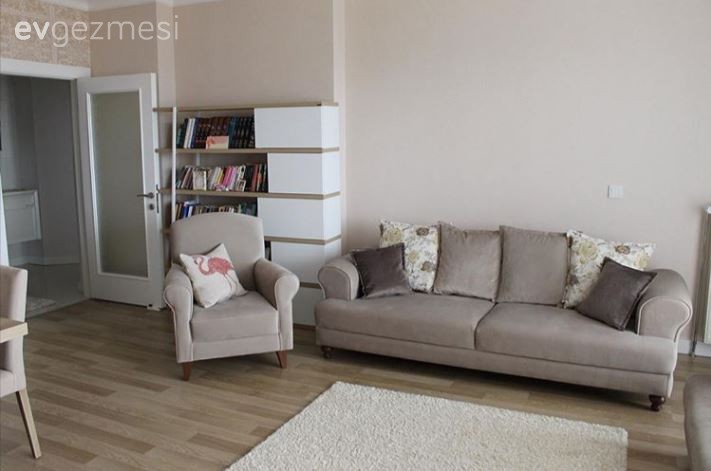 Çiğdem hanımın toprak tonlarla huzur dolu bir görünüm yakaladığı evi..