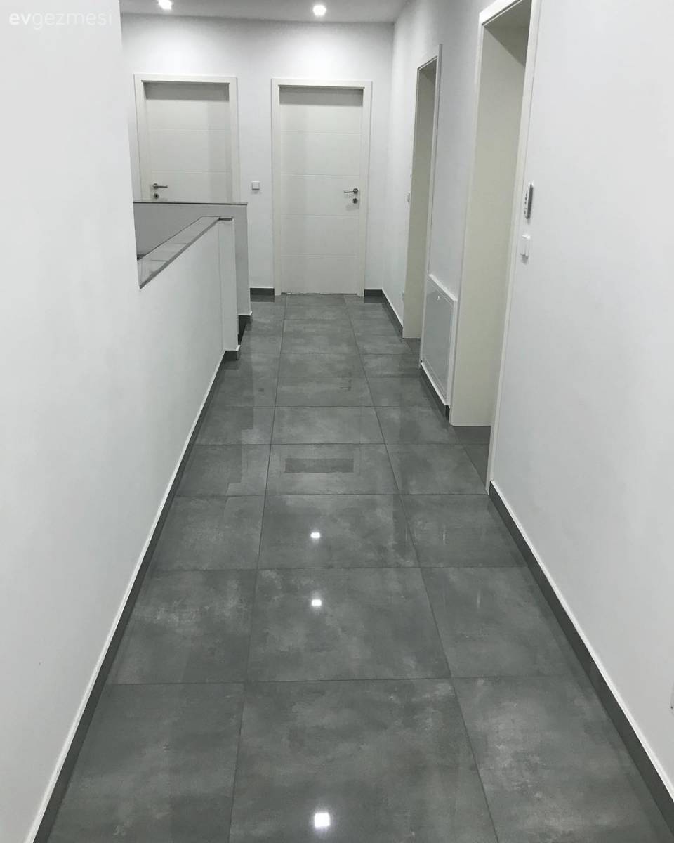 Bu evin modern çizgisi sıcak renkler ve doğal malzemelerle tamamlanmış.