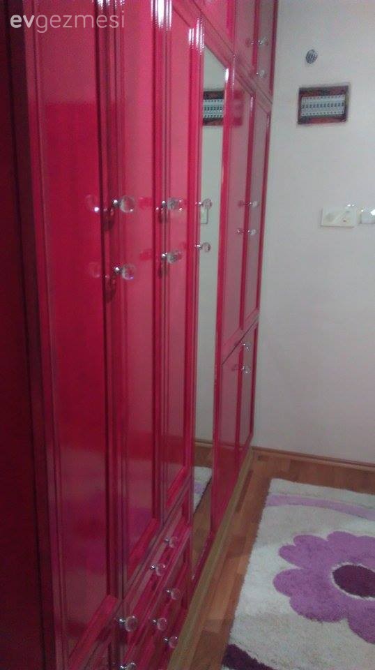 Burcu hanımın boyayarak hareketlendirdiği antre ve çamaşır dolapları..