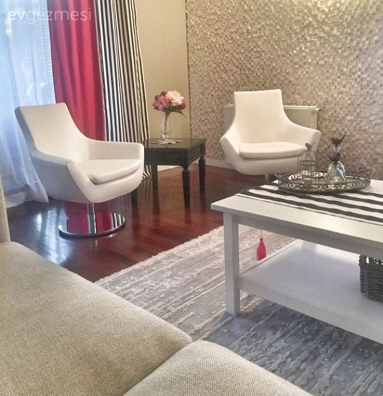 Beyazın zerafetinin siyahın asaletiyle tamamlandığı, çok şık bir ev.