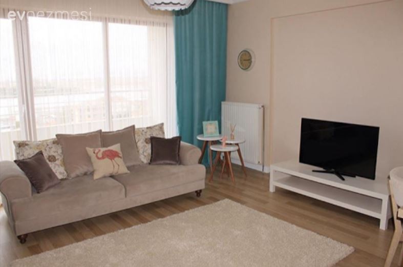 Çiğdem hanımın toprak tonlarla huzur dolu bir görünüm yakaladığı evi..