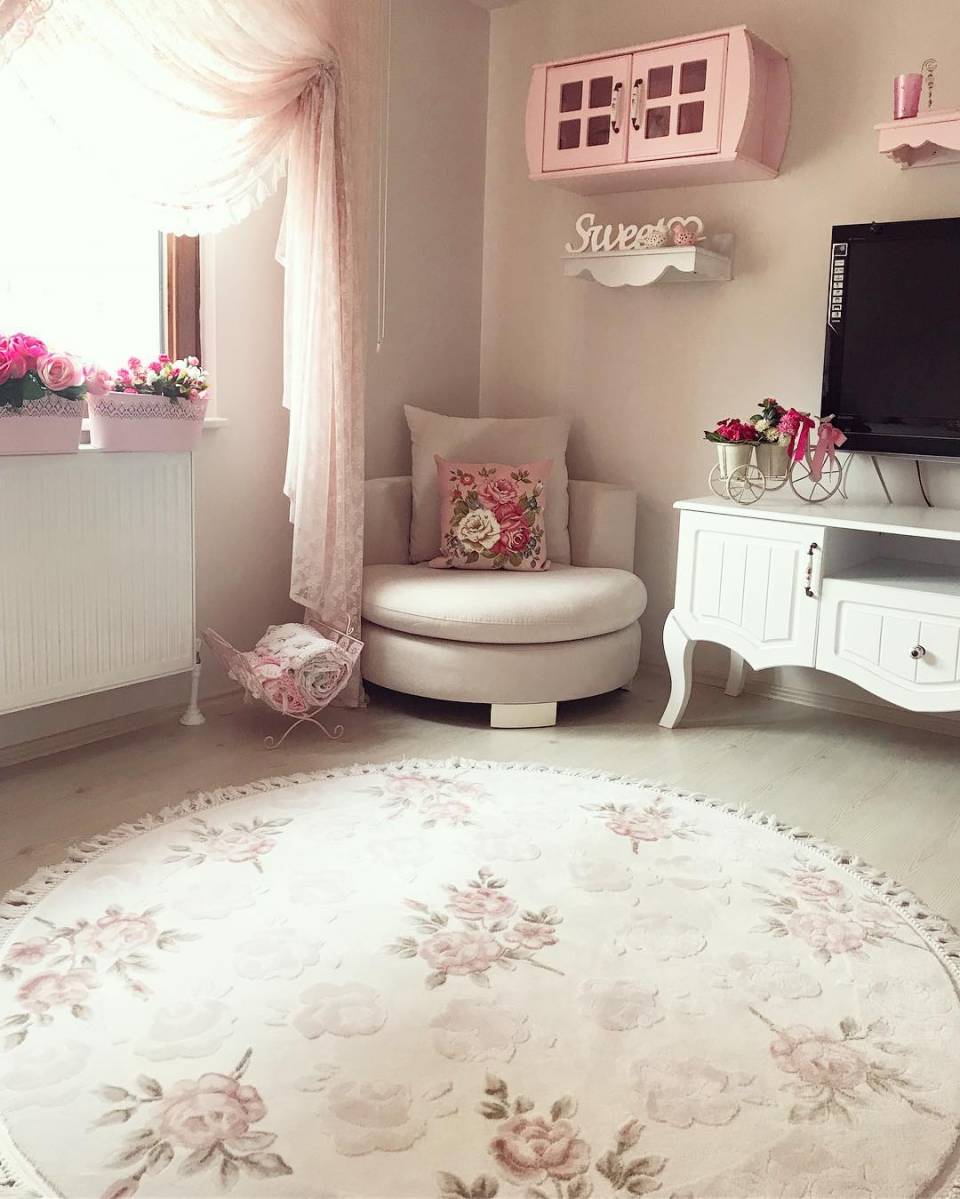 Pastellerin hakimiyetinde feminen ve şık bir dekor.. Pınar hanımın çiçekler açan evi.