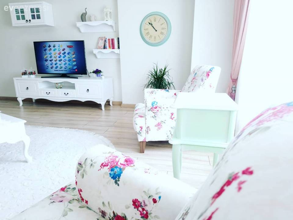 Ferah ve akıcı olduğu kadar canayakın da bir ev. Nil hanımın zarif dekoru..