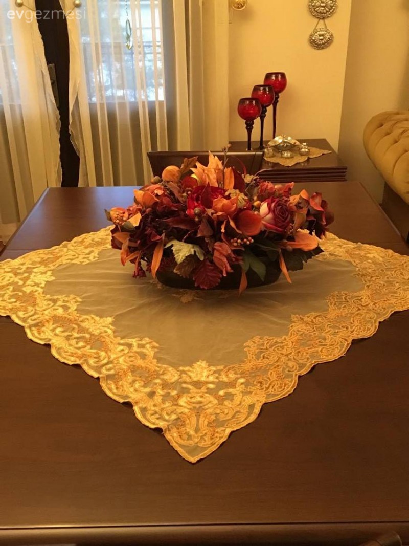 Klasik stilin zamansız şıklığı, sıcak renklerle bir arada..