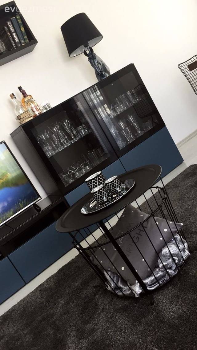 Bu salonda koyu tonlar, küçük alana derinlik ekliyor. Modern stilde bir dekorasyon!