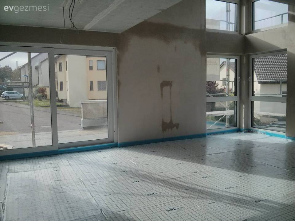 Bu ev modern ve çağdaş stillere göz kırpan, stil sahibi bir dekorasyona sahip..