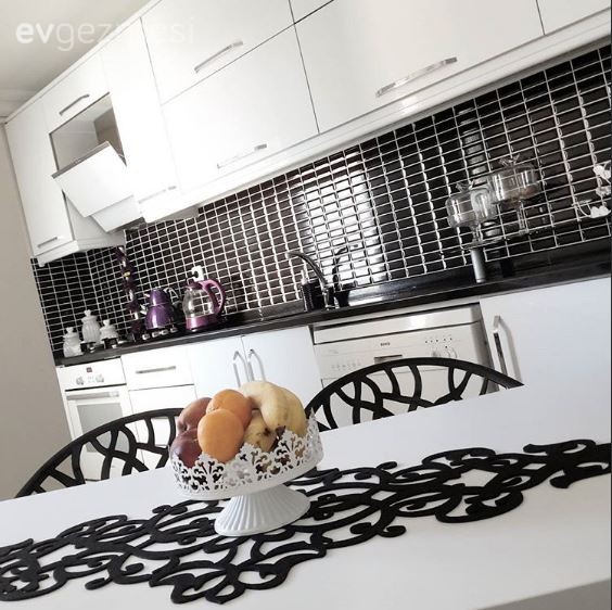 Şeyna hanımın nötr renklerde evinde, sofistike bir dekor..