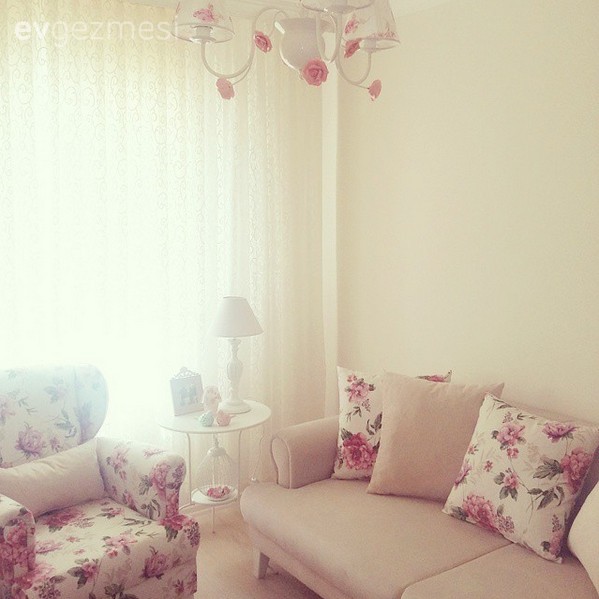 Zarif çiçek desenler ve uyumlu dekorlarla içimizi açan bir ev..