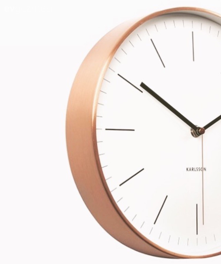 Hat sanatı dekorlarla modern stile hoş bir dokunuş. Sade, şık bir mutfak!