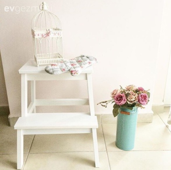 Her odasında farklı bir pastel tonla el emeğinin bol olduğu bir ev.