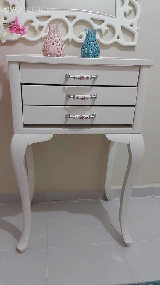 Çatal bıçaklık takımının kutusundan, antreye şık bir giriş sehpası