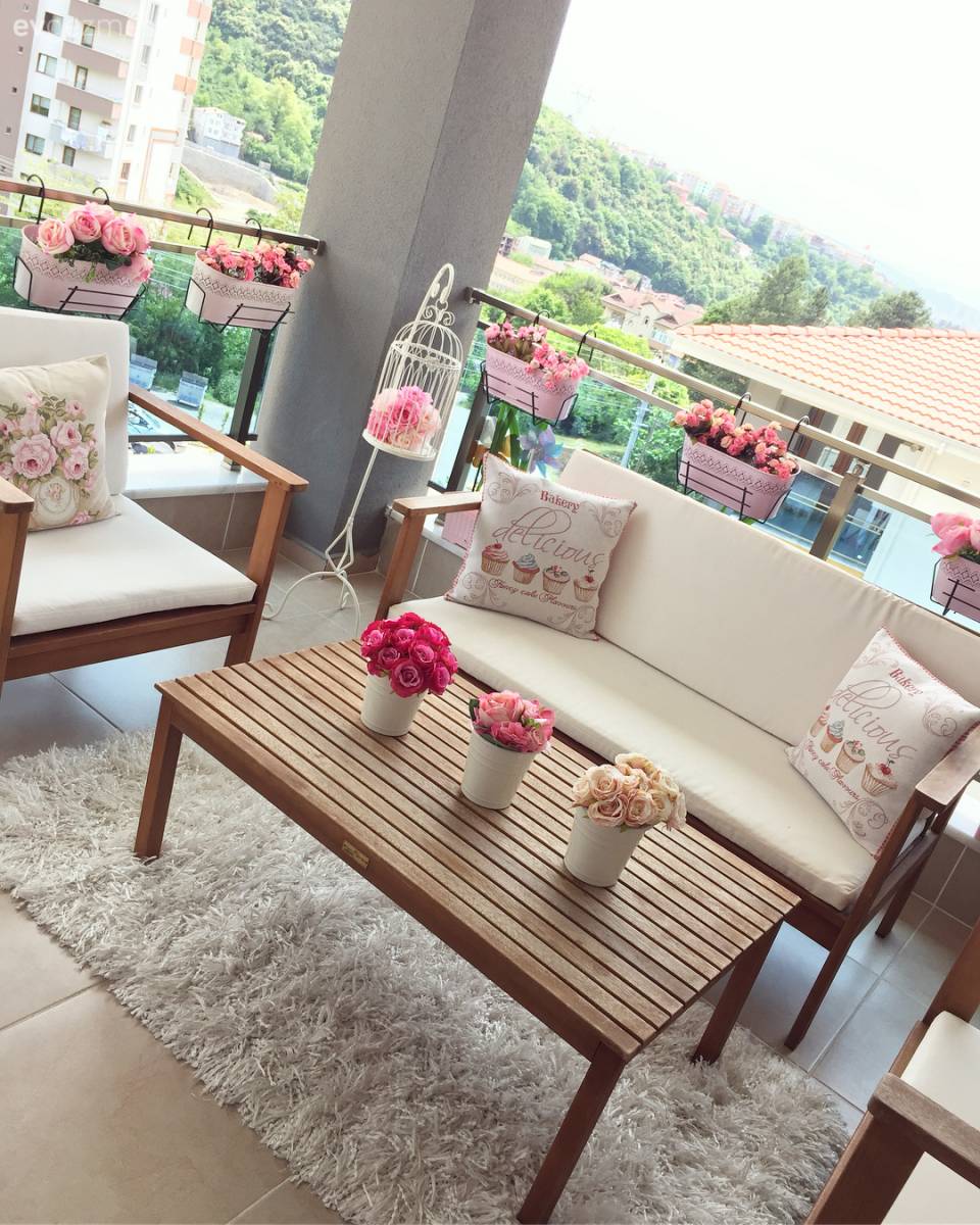 Pastellerin hakimiyetinde feminen ve şık bir dekor.. Pınar hanımın çiçekler açan evi.