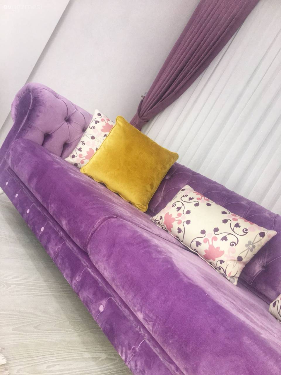 Boş alanlar, açık renkler.. Rahatlatıcı, sade bir dekor.