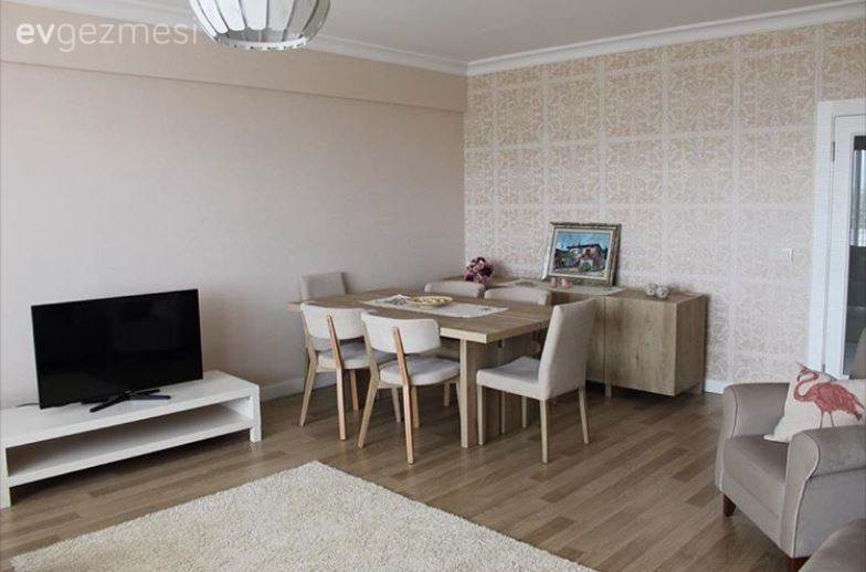 Çiğdem hanımın toprak tonlarla huzur dolu bir görünüm yakaladığı evi..