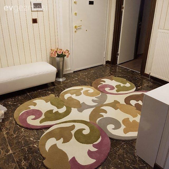 Dikkat çekici halılarla özgün ve şık. Banu hanımın evi.