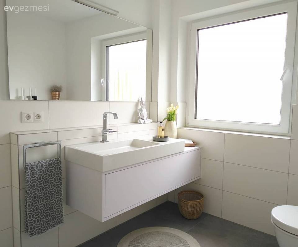 Bu ev modern ve çağdaş stillere göz kırpan, stil sahibi bir dekorasyona sahip..