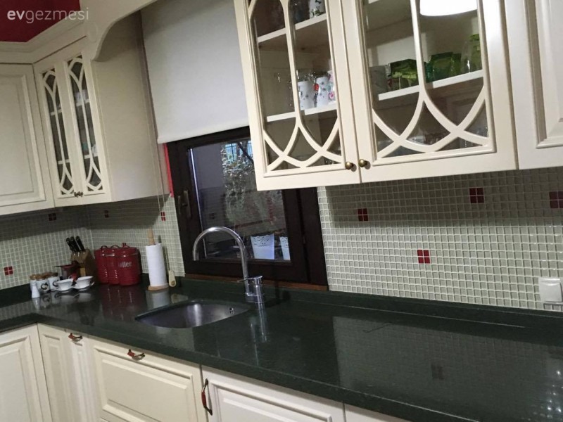 Klasik stilin zamansız şıklığı, sıcak renklerle bir arada..