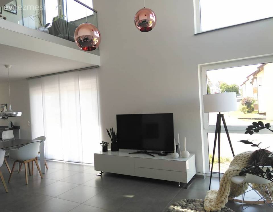 Bu ev modern ve çağdaş stillere göz kırpan, stil sahibi bir dekorasyona sahip..