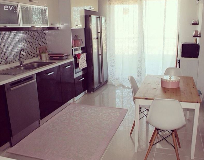 Çiğdem hanımın toprak tonlarla huzur dolu bir görünüm yakaladığı evi..