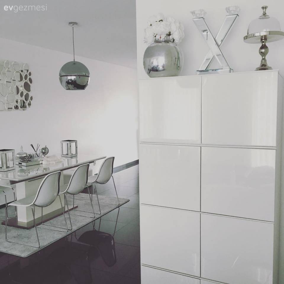 Siyah, beyaz renklere gümüş vurgular. Tuğba hanımın sade, şık evi.
