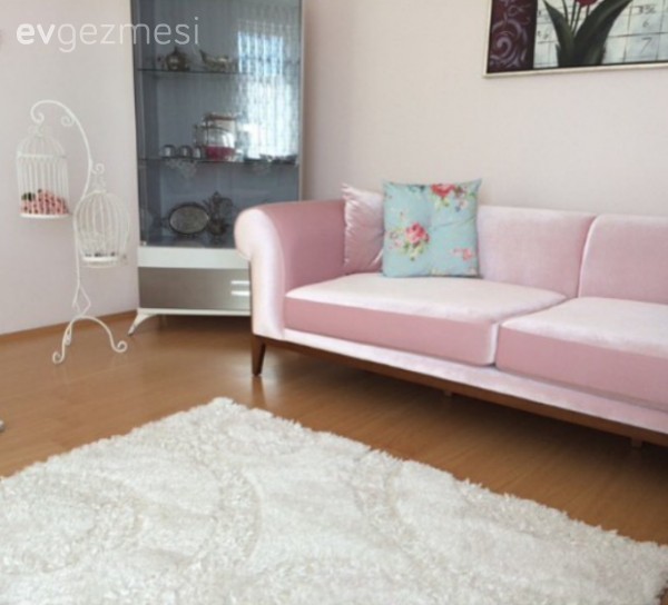 Her odasında farklı bir pastel tonla el emeğinin bol olduğu bir ev.